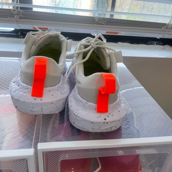 Woman’s Nike - Picture 4 of 4